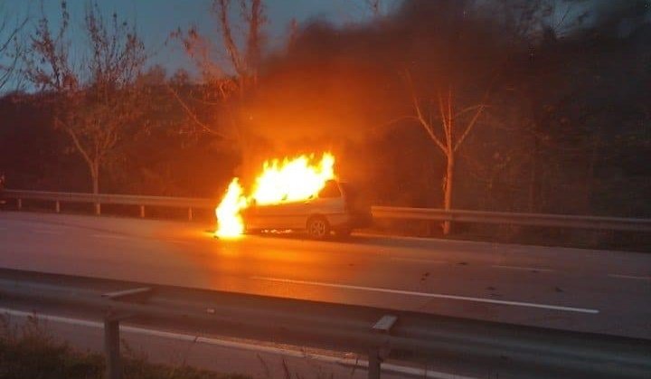  Otomobil alev alev yandı