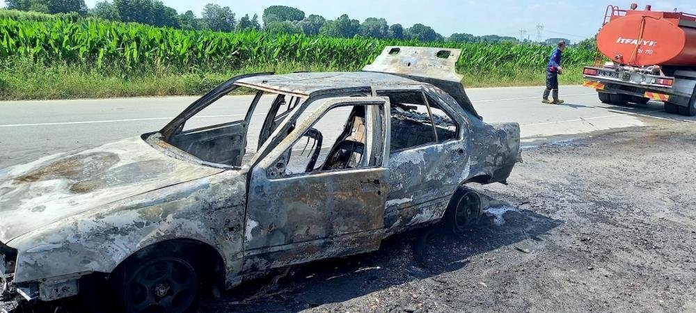 Otomobil alev topuna döndü