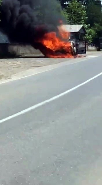 Otomobil alev topuna döndü