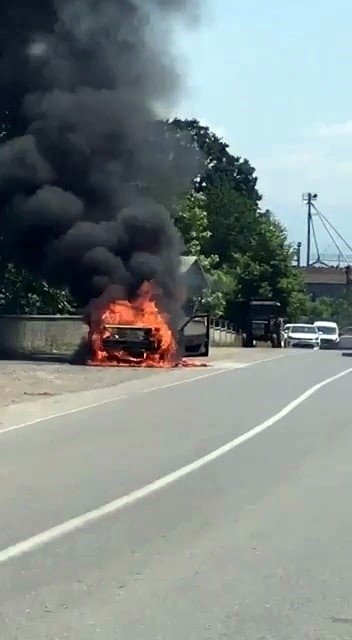 Otomobil alev topuna döndü
