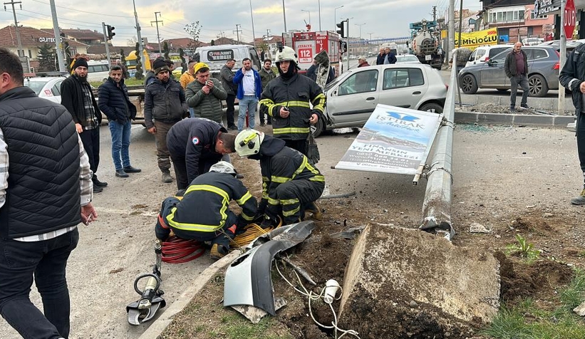 Otomobil aydınlatma direğini devirdi: 1 yaralı