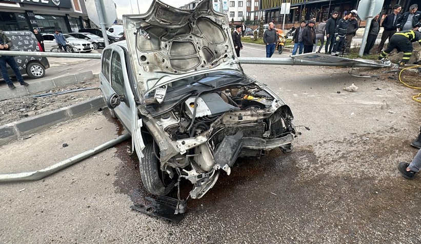 Otomobil aydınlatma direğini devirdi: 1 yaralı