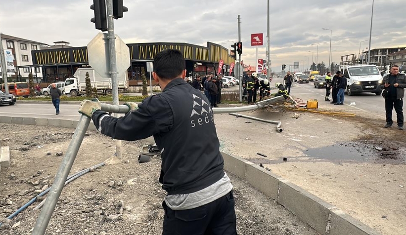 Otomobil aydınlatma direğini devirdi: 1 yaralı