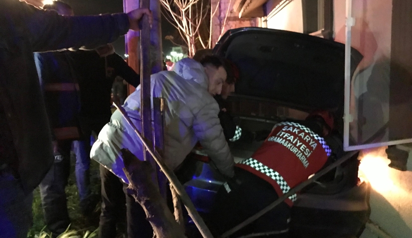 Otomobil az kalsın eve giriyordu