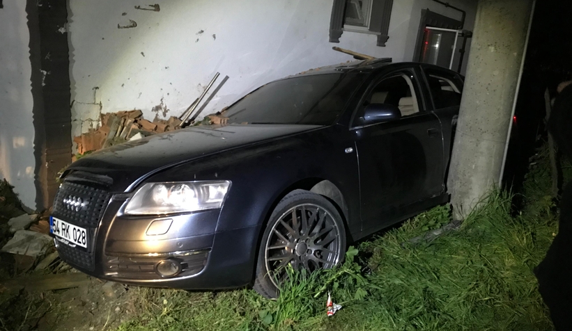 Otomobil az kalsın eve giriyordu