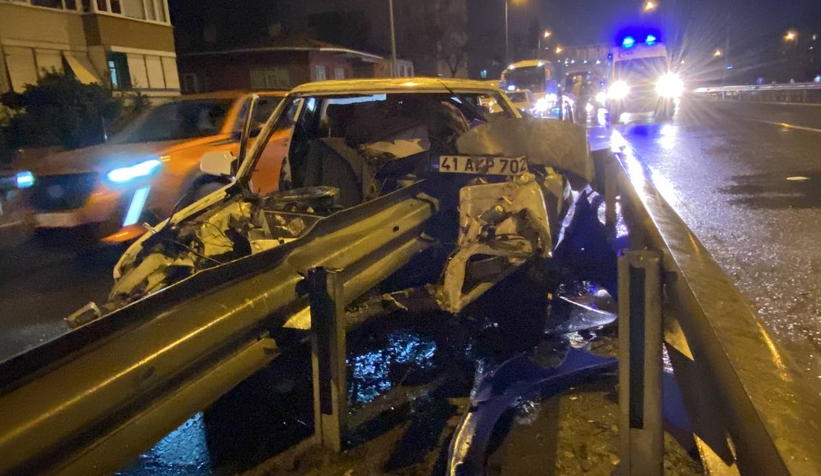 Otomobil bariyere ok gibi saplandı: 1 ağır yaralı