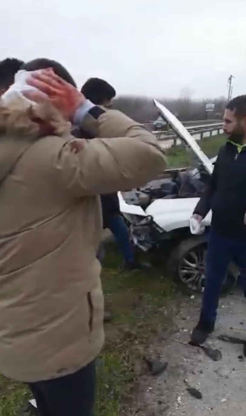 Otomobil bariyerlere çarptı: 1 yaralı