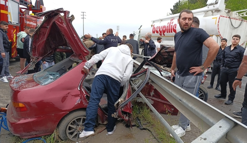 Otomobil bariyerlere girdi: 2 ağır yaralı