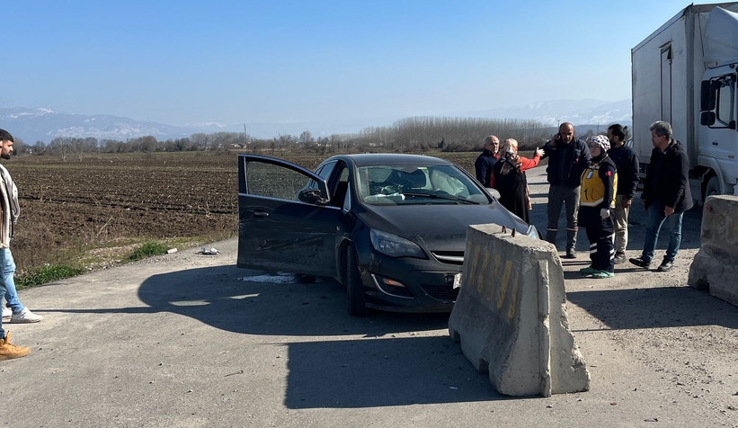 otomobil-beton-bariyere-carpti-2-yaraliodrubvkym1