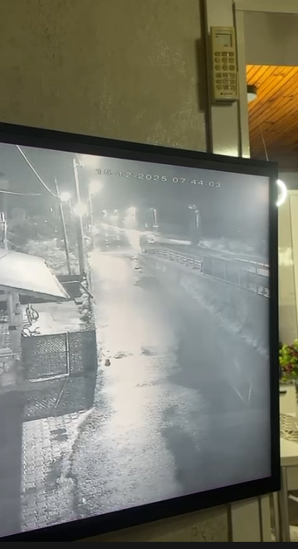 otomobil-bisikletliye-carpti-kaza-ani-kameradal1r2vxhzzv