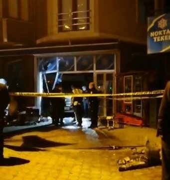 Otomobil büfeye girdi