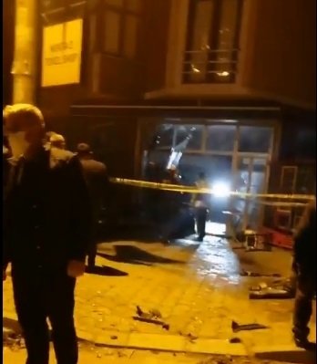 Otomobil büfeye girdi