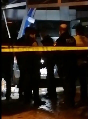 Otomobil büfeye girdi