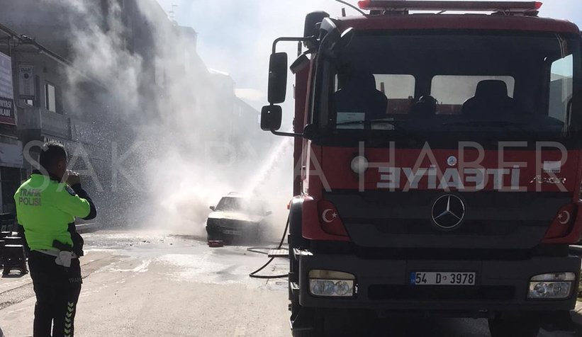 Otomobil cadde ortasında alev topuna döndü