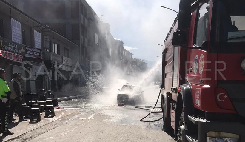 Otomobil cadde ortasında alev topuna döndü