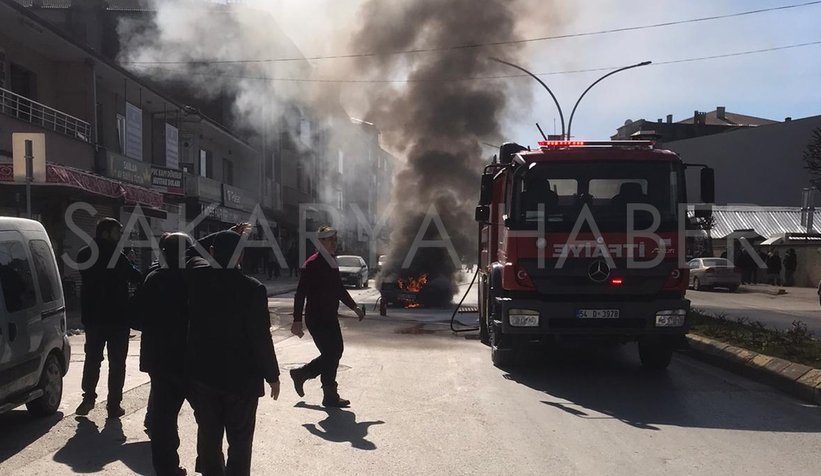 Otomobil cadde ortasında alev topuna döndü