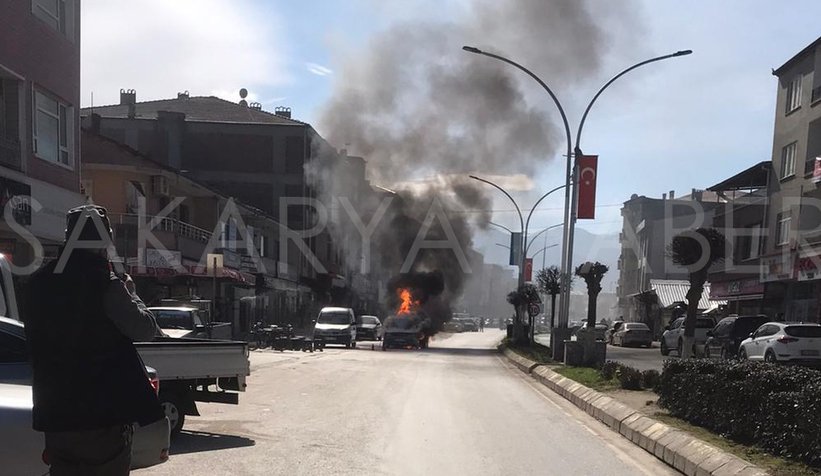 Otomobil cadde ortasında alev topuna döndü