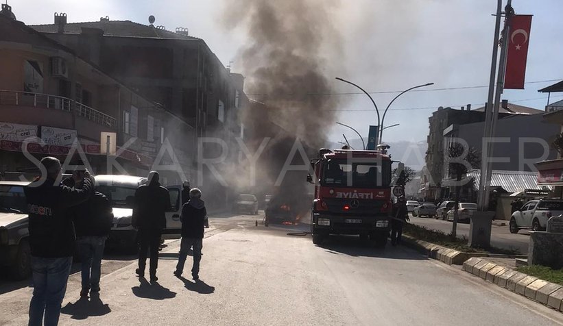 Otomobil cadde ortasında alev topuna döndü