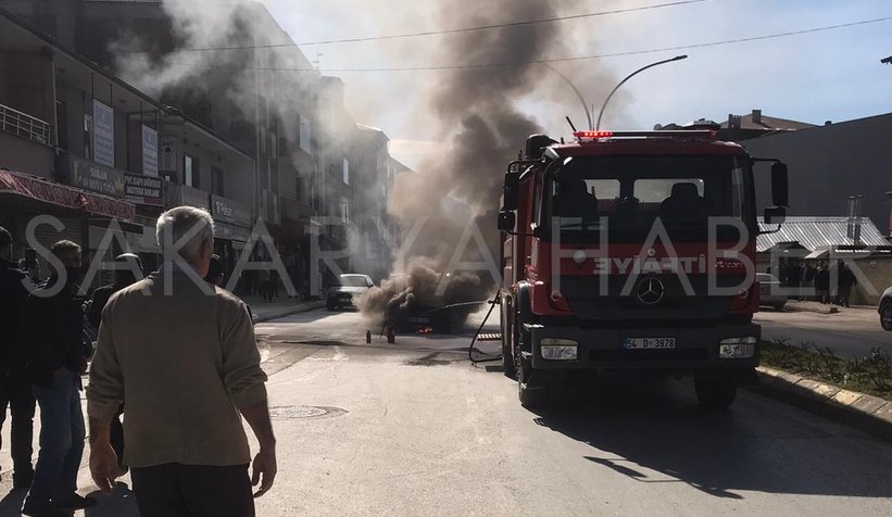 Otomobil cadde ortasında alev topuna döndü