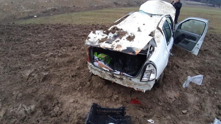 Otomobil defalarca takla atarak hurdaya döndü: 2 yaralı
