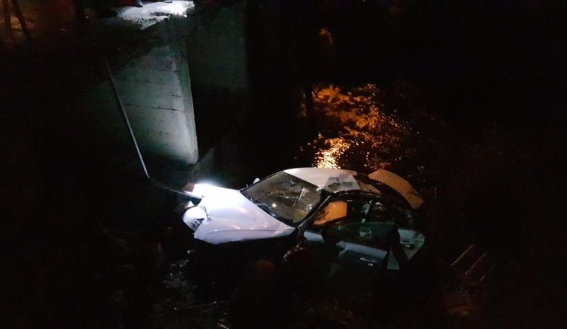 Otomobil dereye uçtu:1 ölü