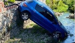Otomobil dereye uçtu