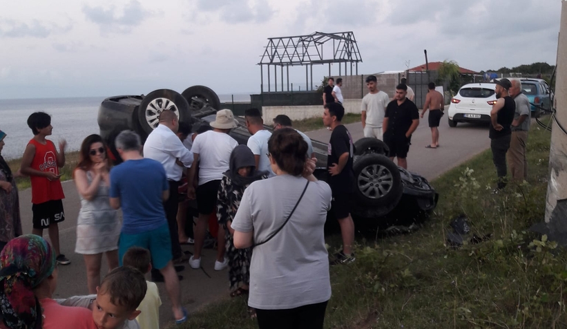 Otomobil direğe çarpıp takla attı