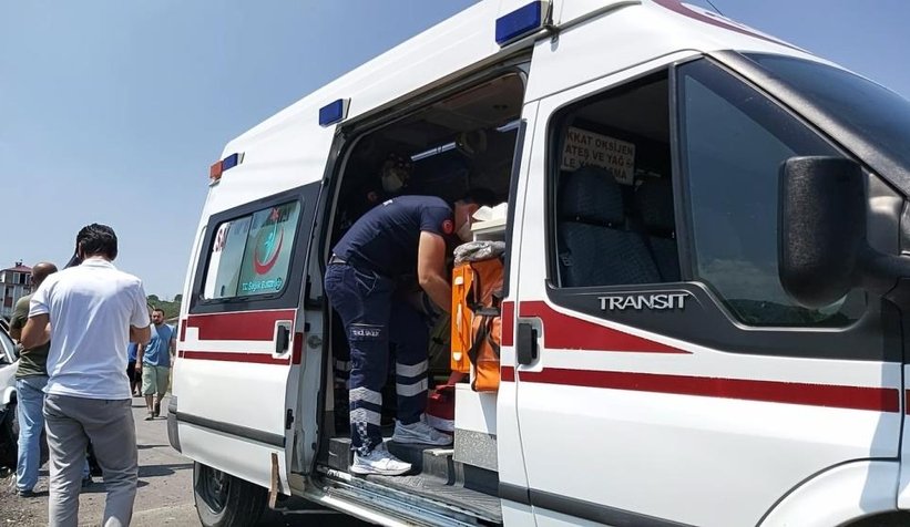 Otomobil direğe çarptı: 3 yaralı