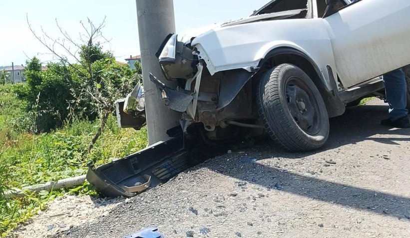 Otomobil direğe çarptı: 3 yaralı