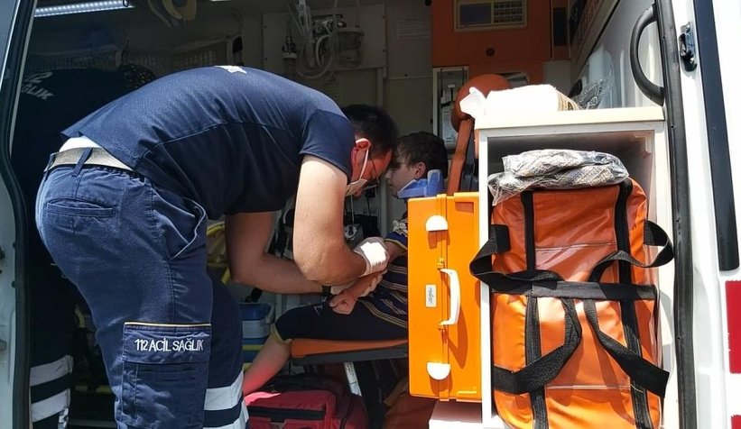 Otomobil direğe çarptı: 3 yaralı