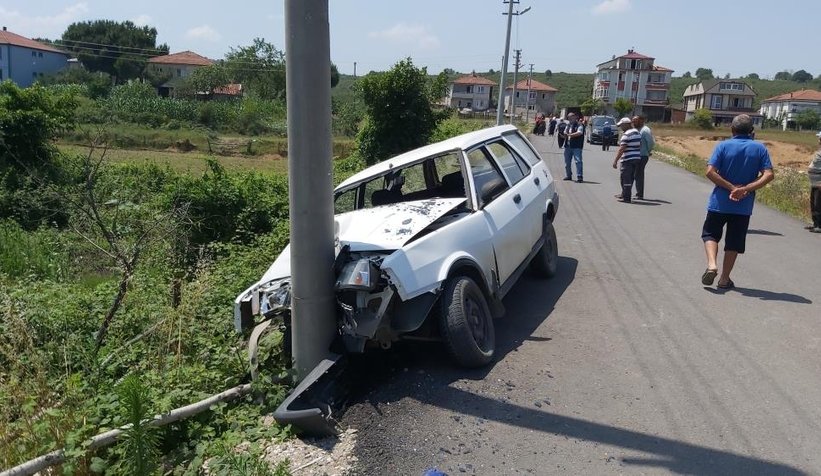 Otomobil direğe çarptı: 3 yaralı