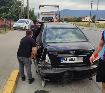 Otomobil direğe saplandı; Sürücü yaralı