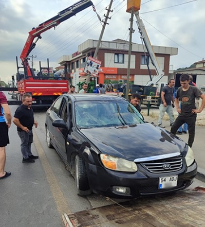Otomobil direğe saplandı; Sürücü yaralı