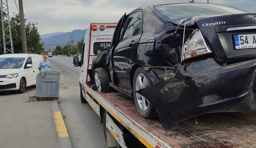 Otomobil direğe saplandı; Sürücü yaralı