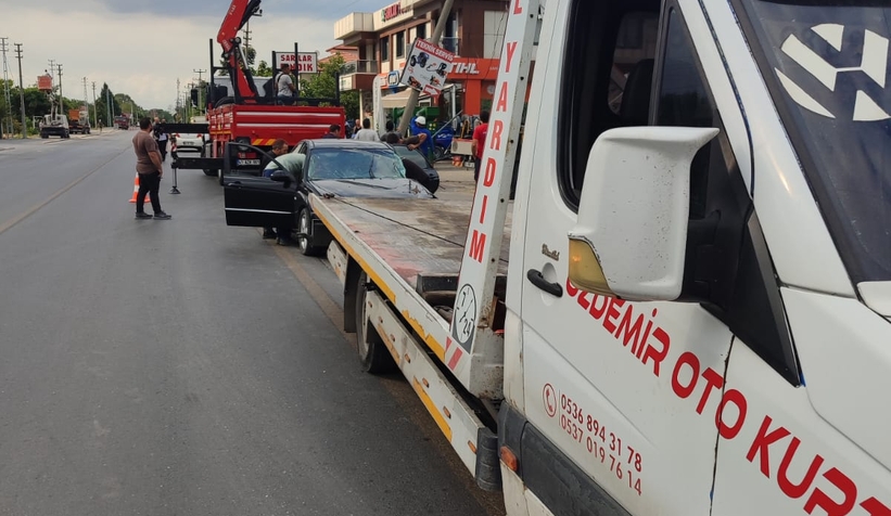 Otomobil direğe saplandı; Sürücü yaralı