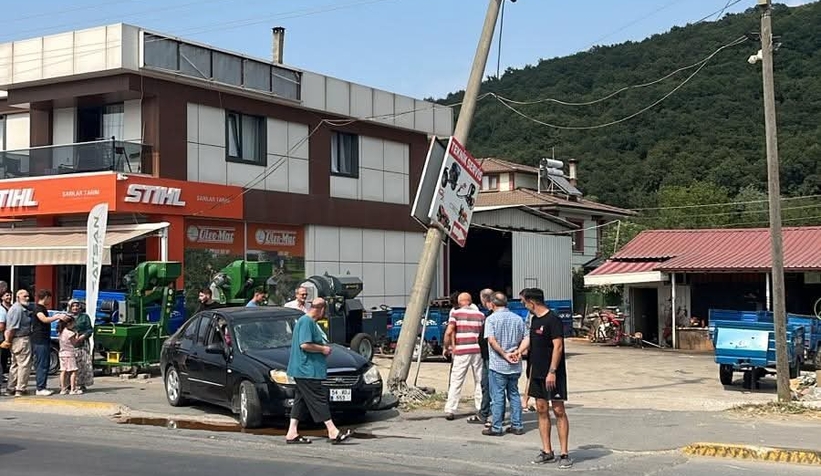 Otomobil direğe saplandı; Sürücü yaralı