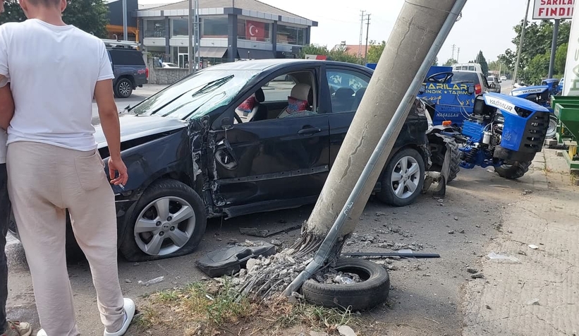 Otomobil direğe saplandı; Sürücü yaralı