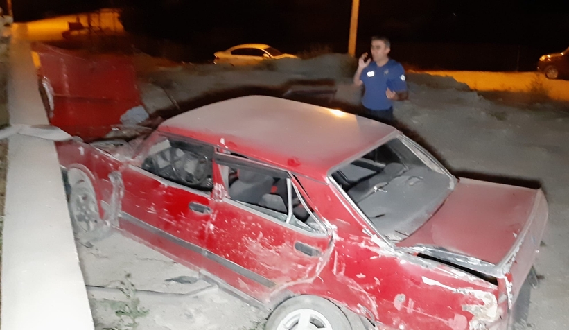 Otomobil duvara çarptı: 1 ölü