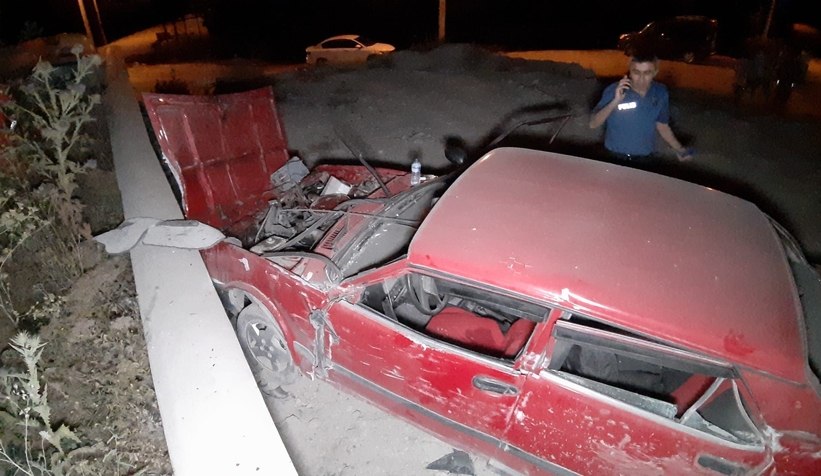 Otomobil duvara çarptı: 1 ölü