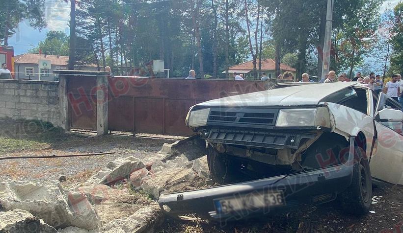 Otomobil duvara çarptı sürücü ağır yaralı