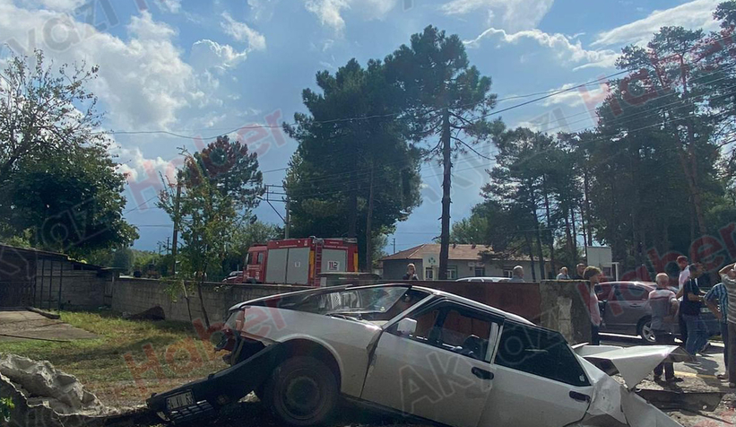 Otomobil duvara çarptı sürücü ağır yaralı