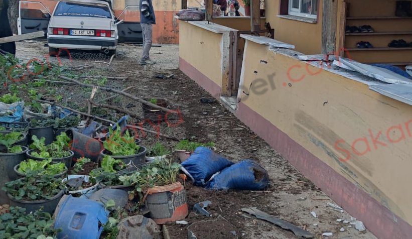 Otomobil evin bahçesine daldı: 2 yaralı