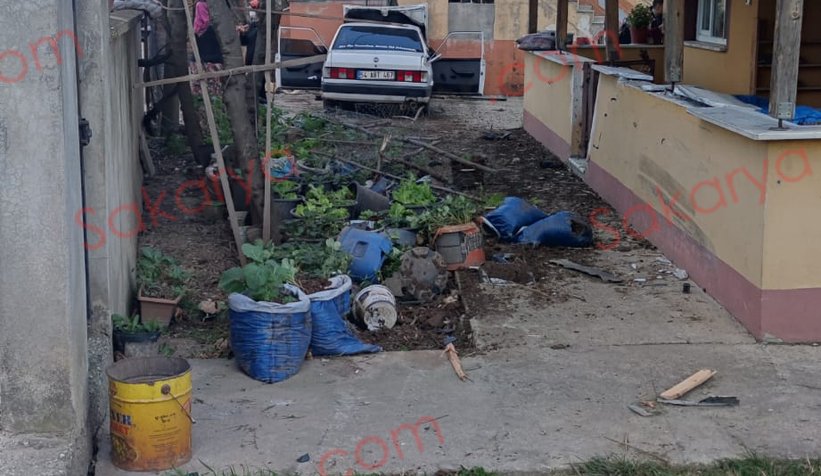 Otomobil evin bahçesine daldı: 2 yaralı
