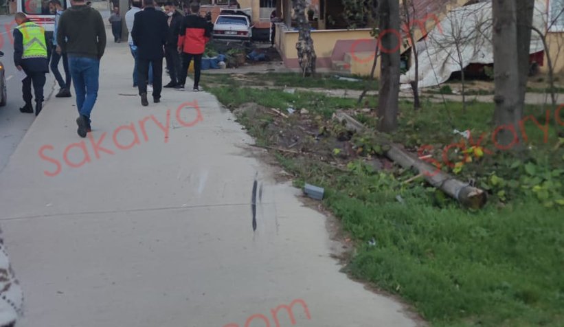 Otomobil evin bahçesine daldı: 2 yaralı