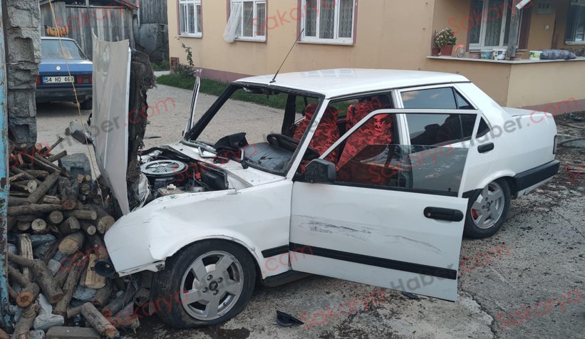 Otomobil evin bahçesine daldı: 2 yaralı