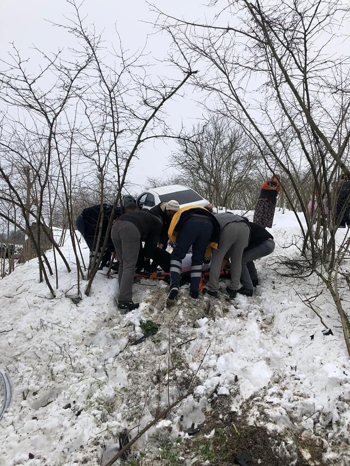 Otomobil fındıklığa daldı: 2 yaralı