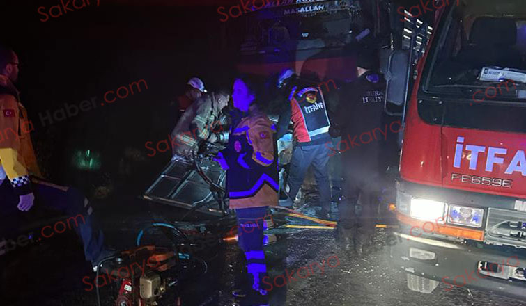 Otomobil iki tırın arasında ezildi: 1 ölü, 1 yaralı