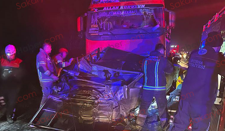 Otomobil iki tırın arasında ezildi: 1 ölü, 1 yaralı