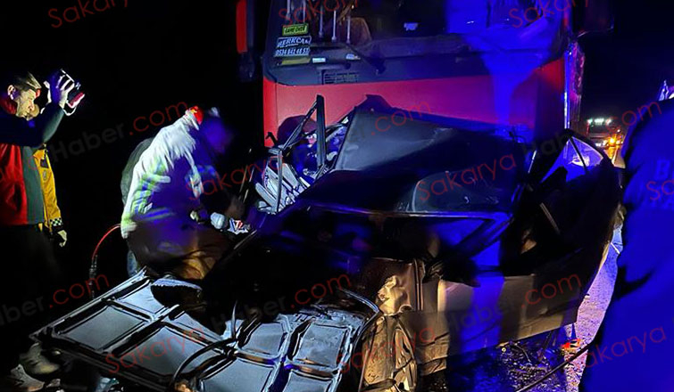 Otomobil iki tırın arasında ezildi: 1 ölü, 1 yaralı