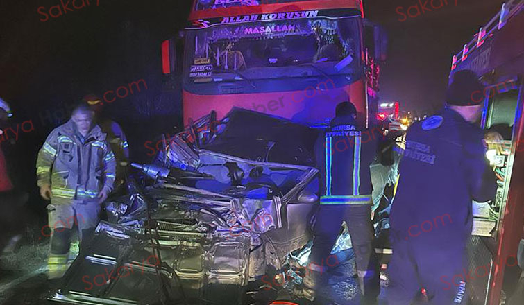 Otomobil iki tırın arasında ezildi: 1 ölü, 1 yaralı